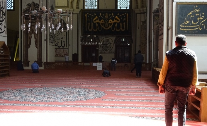 Bursalılar namazlarını Ulucami’de kılıyor