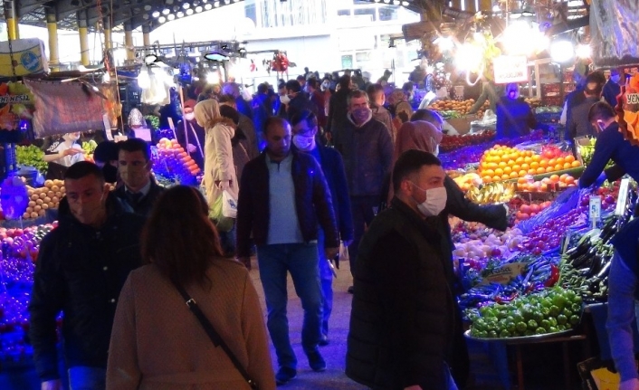 Bursalılar pazarlara akın ettiler