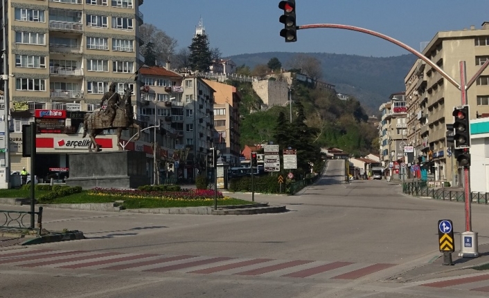 Bursa’nın meydan ve yolları sessizliğe büründü