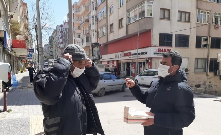 Büyükşehir’den Bandırma’da maske dağıtımı