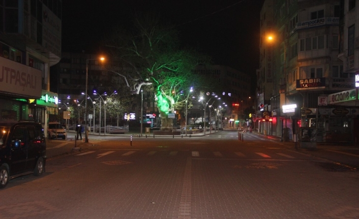 Cadde ve sokaklar sessizliğe büründü