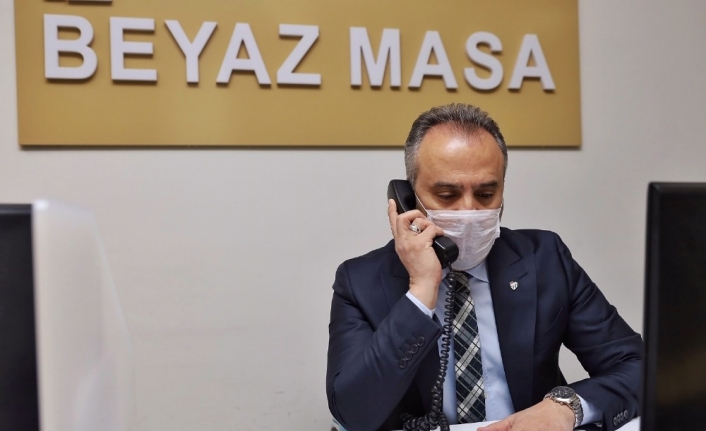 Çağrı merkezinde telefonların başına geçen Başkan Aktaş: