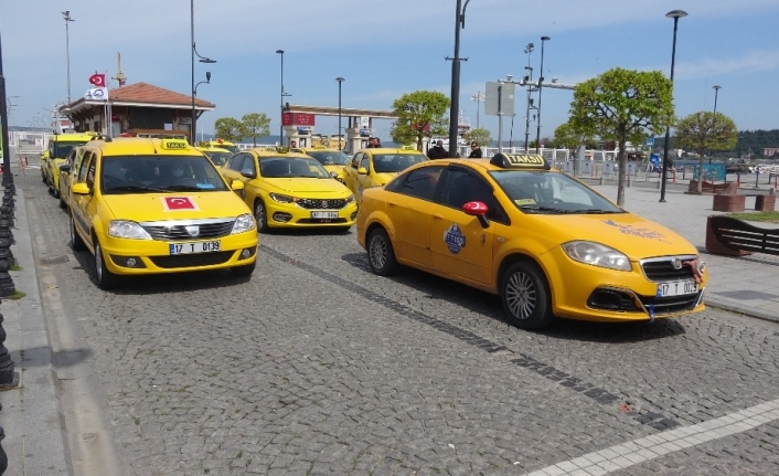Çanakkaleli taksicilerden konvoylu 23 Nisan kutlaması