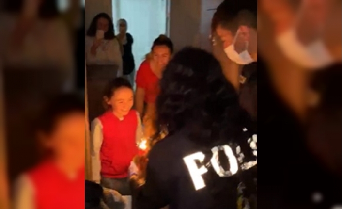 Çeşme polisinden minik Ada’ya doğum günü sürprizi