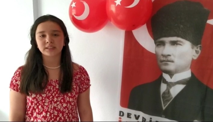 Çocuklar evlerinde 23 Nisan coşkusunu yaşadı