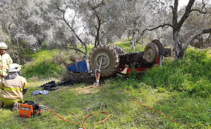 Devrilen traktörün altında kalan yaşlı adam öldü