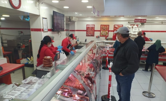 Dört günlük sokak kısıtlaması ve ramazan öncesinde kasaplar önünde uzun kuyruklar oluştu