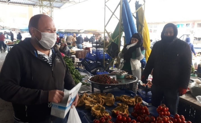 Edremit’te AK Parti maske dağıttı