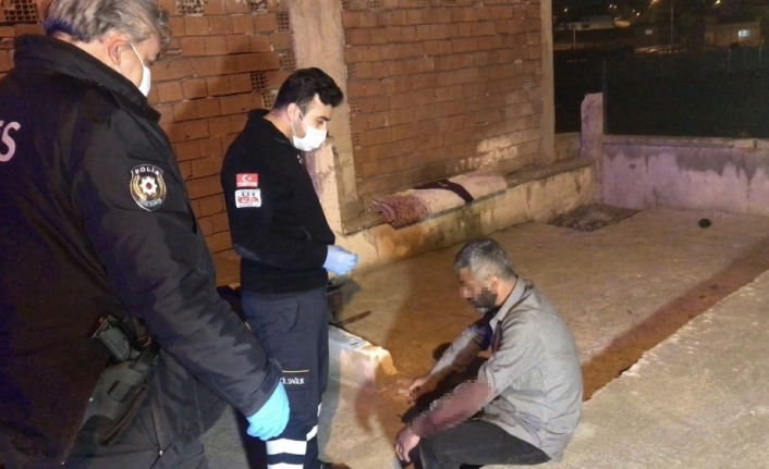 Evde alkol aldıkları arkadaşlarını bıçaklayıp kaçtılar