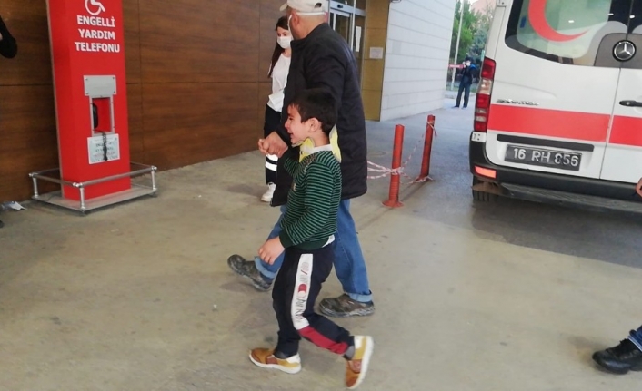 Evde olması gereken çocuk sokakta oynayınca duvardan düşüp yaralandı...