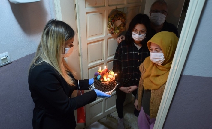 Evden çıkamayan gencin pastası ayağına geldi