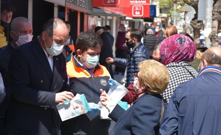 Gemlik Belediyesi’nden vatandaşlara 200 bin maske