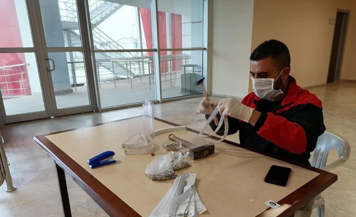 Gençlik merkezlerinde siperlikli maske üretiliyor
