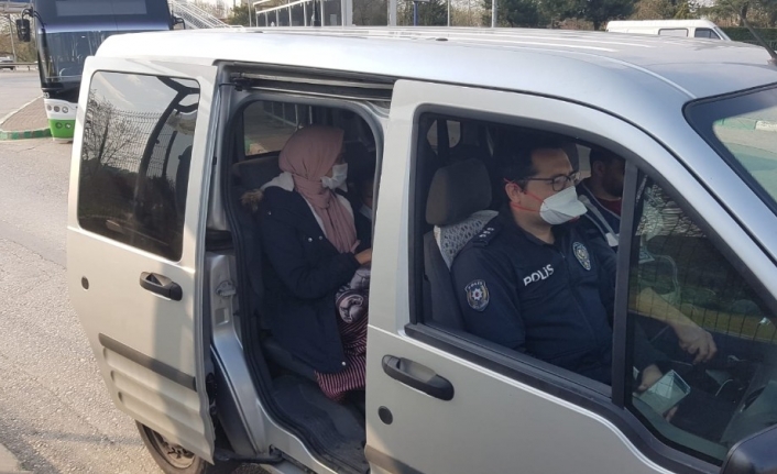 Hastaneye giden anne kız yolda kalınca imdadına polis yetişti