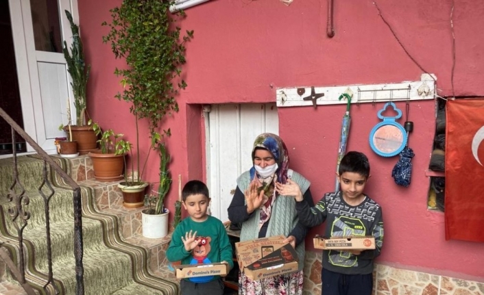 Hiç pizza yemediğini söyleyen çocuklara 23 Nisan’da pizza sürprizi