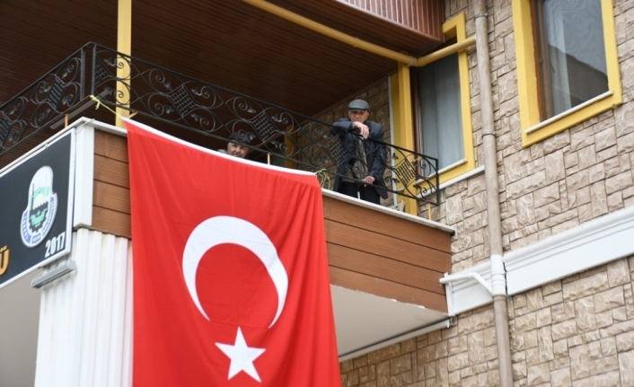 Huzurevinde sosyal mesafeli eğlence