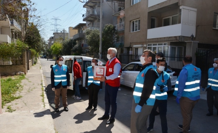 İmamlar Kızılay ile birlikte yardım dağıttı