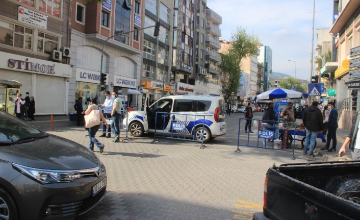 İnsan yoğunluğu artınca ilçe merkezi araç girişlerine kapatıldı