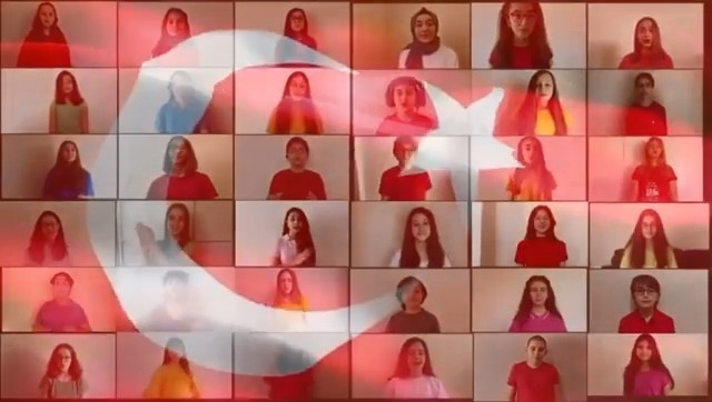 İskender Paydaş, çocuklarla "100 kere 23 Nisan" dedi