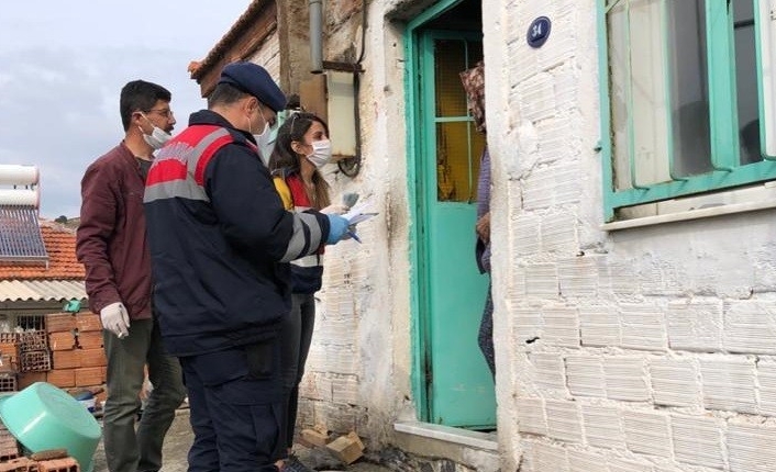 İzmir’de jandarma, ihtiyaç sahiplerine sosyal yardımları ulaştırdı