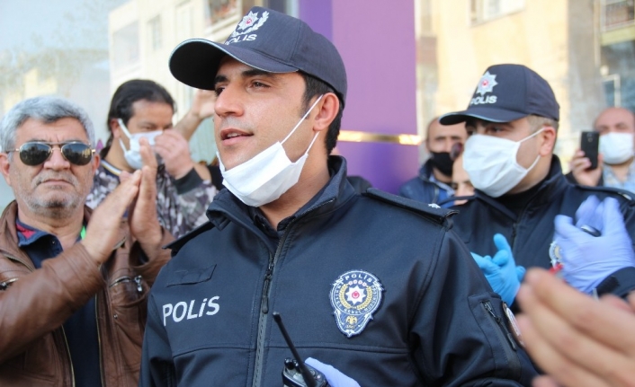 İzmir’de kavga ihbarına giden polise sürpriz kutlama