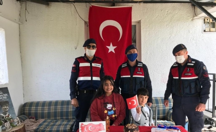Jandarmadan çocuklara 23 Nisan ve doğum günü sürprizi
