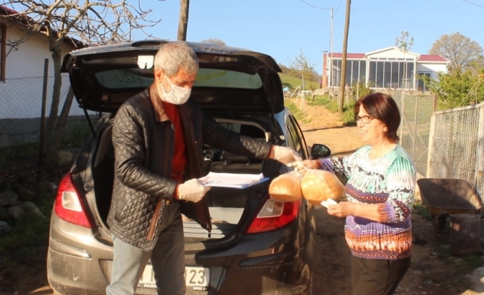 Kapı kapı dolaşıp ekmek dağıtıyor