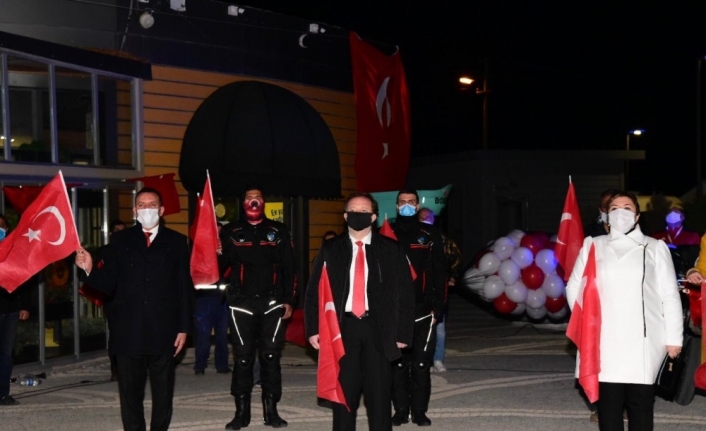 Karesililer balkonlarında İstiklal Marşı okudu