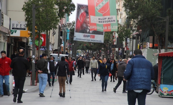 Karşıyaka Çarşısı salgına rağmen yine boş kalmadı