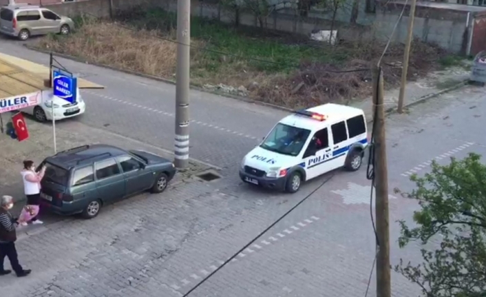 Kavga ihbarına giden polislere çiçekli karşılama