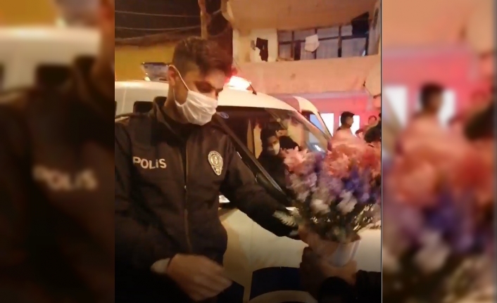 Kavgaya gelen polisleri pasta ve çiçeklerle karşıladılar