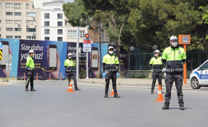 Kısıtlamanın ikinci gününde de İzmir sokaklarında sessizlik hakim