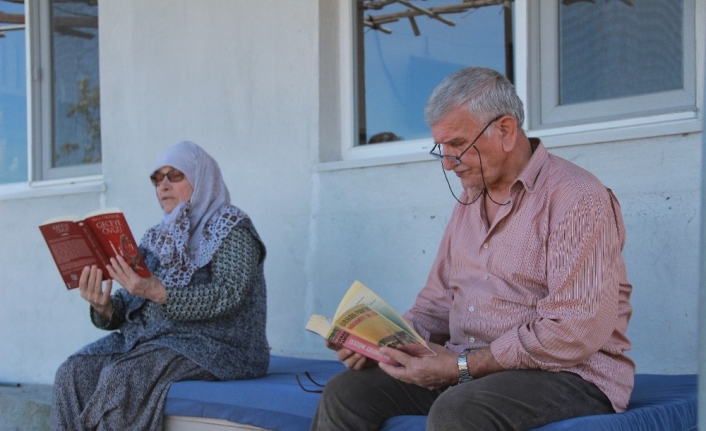 Korona virüsle kitap okuyarak mücadele ediyorlar