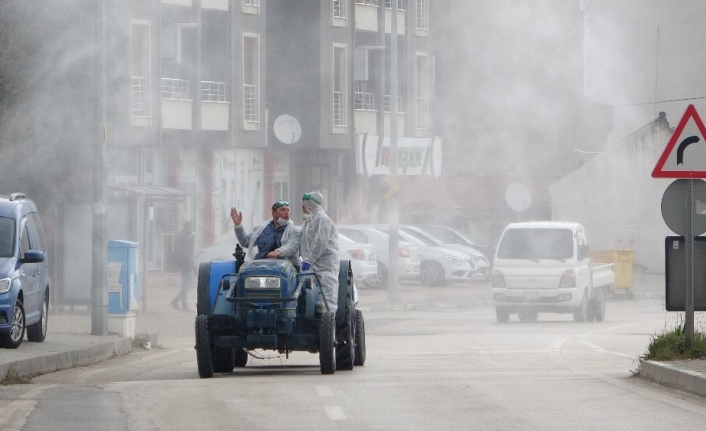Köy muhtarları mikropları traktörleriyle öldürdü