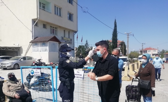 Manyas’ta vatandaşlar kontrollü olarak pazara alındı
