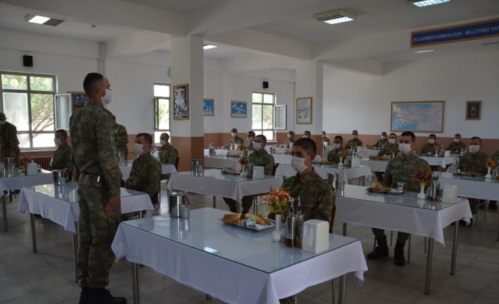 Mehmetçikler salgına karşı tedbirli