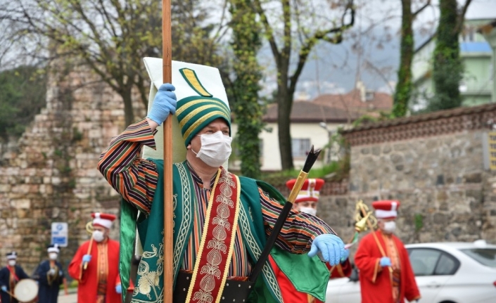 Mehter fetih için yürüdü ve çaldı, evde kalanlar camlara çıktı