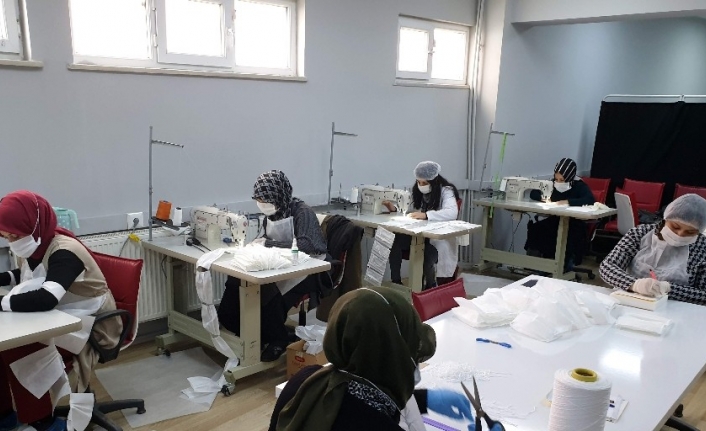 Orhaneli Halk Eğitim Merkezi öğreticiler gönüllü maske üretiyor