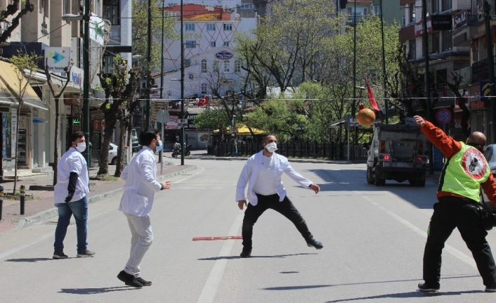 En işlek caddeye ip gerip voleybol oynadılar
