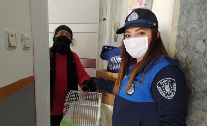 Evde kalan yaşlı kadın isteği ile belediye ekiplerini şok etti