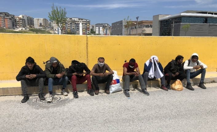 Korona virüs tedbirlerine takıldılar...İstanbul’a yürürken Bursa’da polise yakalandılar