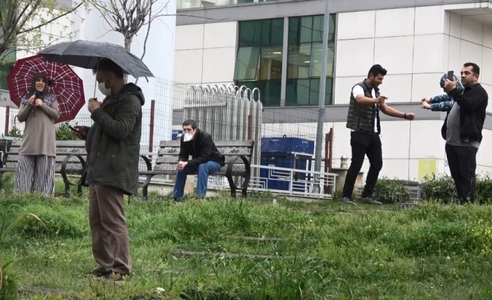 Sağlıkçılara balkondan konser verdi, polis geldi sosyal mesafeye dikkat çekti