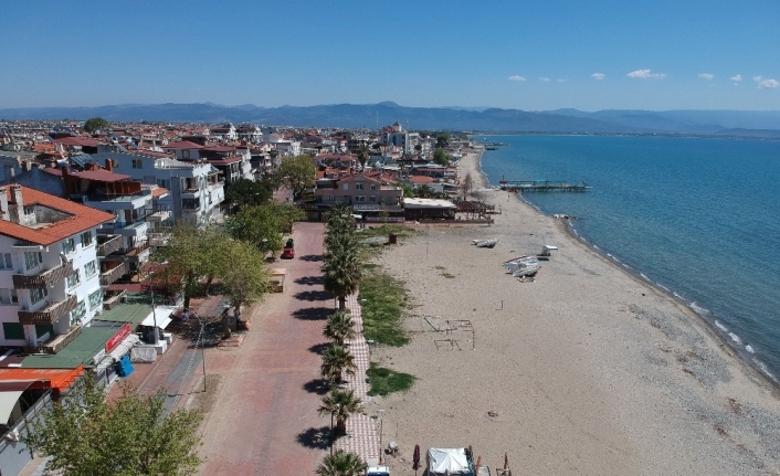 Tatil bölgelerindeki sokağa çıkma kısıtlaması havadan görüntülendi