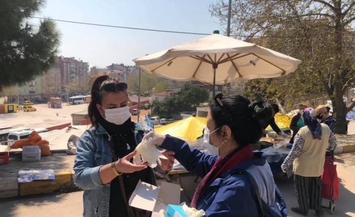 Pazar yerinde vatandaşlara maske ve eldiven dağıtıldı