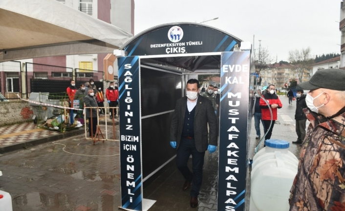 Pazara dezenfeksiyon tünelinden geçerek giriyorlar