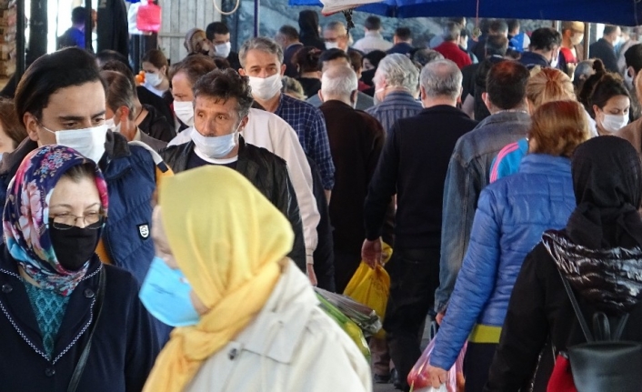 Pazarlar, sokağa çıkma yasağı öncesi doldu taştı