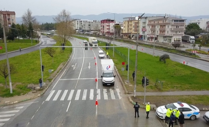 Polislerin geri çevirdiği otomobiller havadan görüntülendi