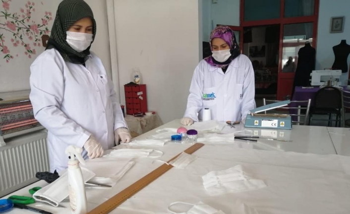 Sındırgı Belediyesi kendi maskesini üretiyor