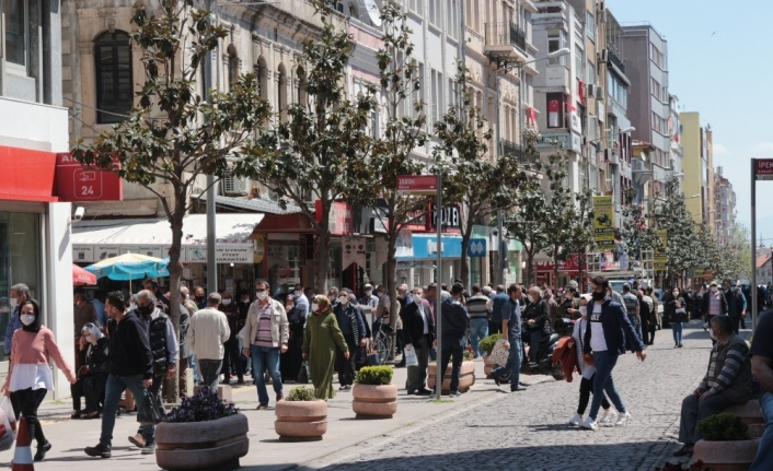 Sokağa çıkma kısıtlaması sona erdi vatandaş kendini dışarıya attı