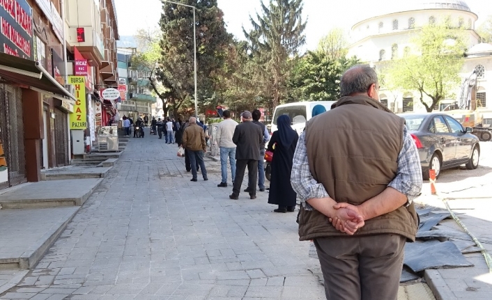 Sokağa çıkma yasağı öncesi yüzlerce metre et kuyruğu